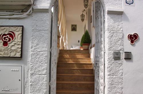 a stairway leading up to a building with stairs at Suite Comares in Granada