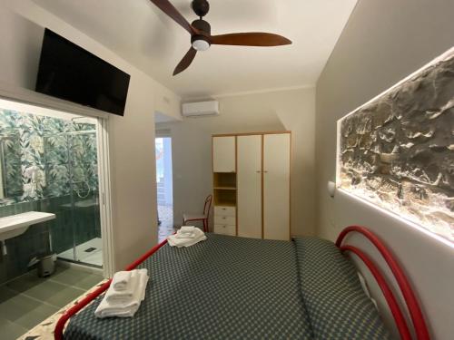 Postel nebo postele na pokoji v ubytování Cinquestelle Albergo del centro storico