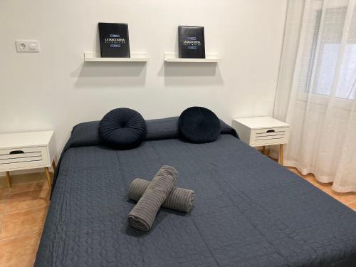 een slaapkamer met een bed met twee ombre kussens bij Apartamento Nuria,Centro del Pueblo,Planta baja con jardin, Aire Acondicionado in L'Escala