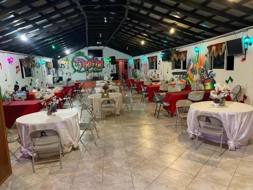 En restaurant eller et andet spisested på Adouly Plaza Hotel