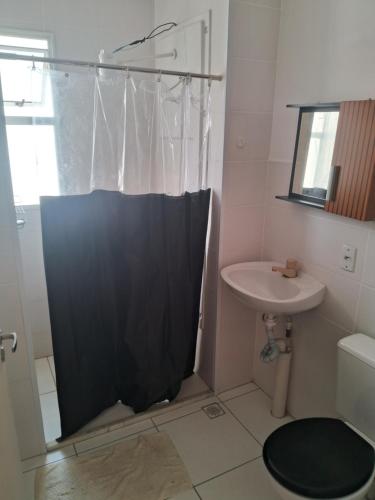 une salle de bain avec un rideau de douche et un lavabo dans l'établissement Apto Oeste simples Santa cruz, à Rio de Janeiro