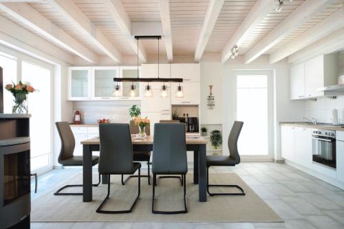 a kitchen and dining room with a table and chairs at Blinkfüer in Nordhorn