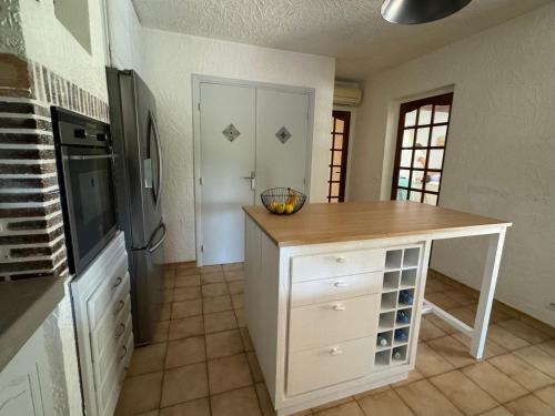 Η κουζίνα ή μικρή κουζίνα στο L'Oliveda - complètement climatisée, piscine, calme, proche commerce et lac, ski à 45min