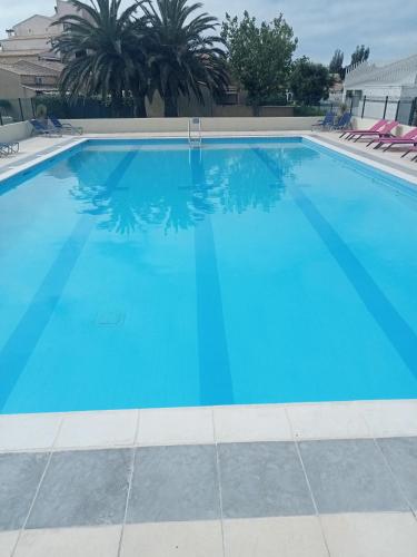 une grande piscine avec de l'eau bleue dans l'établissement Studio Port Soleil Naturiste Cap D'Agde, au Cap d'Agde