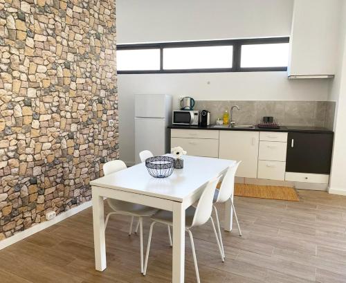 Dapur atau dapur kecil di Machico flat center near beach w parking