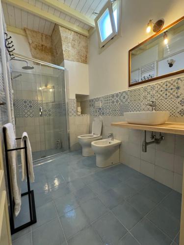 a bathroom with a toilet and a sink and a shower at Palazzo Ferilli Alfonso in Ruffano