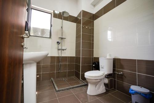 une salle de bain avec toilettes et lavabo dans l'établissement View City Apartments, à Gjirokastër