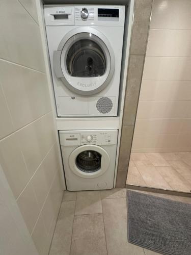a washing machine and a washer in a bathroom at Linden Retreat in Oldenburg