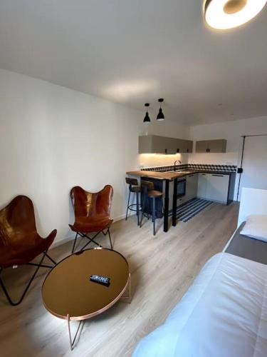 une chambre avec un lit, une table et des chaises dans l'établissement Appartement moderne & calme Paris Sacré coeur, à Paris