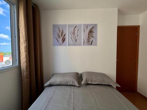 Ένα ή περισσότερα κρεβάτια σε δωμάτιο στο Apartamento com varanda 9 min da praia na Cohama