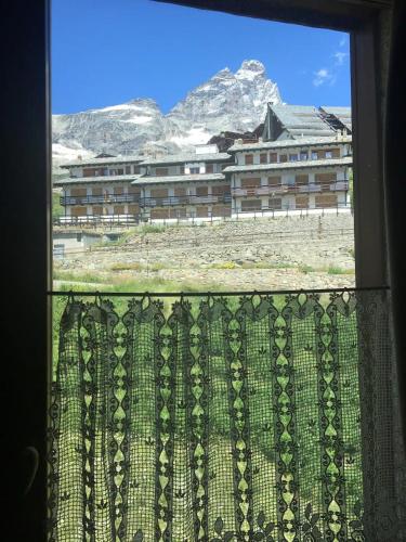 d'une fenêtre avec vue sur la montagne. dans l'établissement Stella del Cervino, Ski In & Ski Out, with Garage, à Breuil-Cervinia