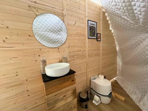 Koupelna v ubytování Evernest Eco Dôme Ecaussinnes