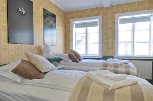 2 camas en una habitación con 2 ventanas en Briet Apartments, en Reikiavik