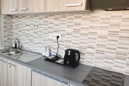 a kitchen counter with a toaster and a sink at Rustico da Pina con angolo cottura in Castions