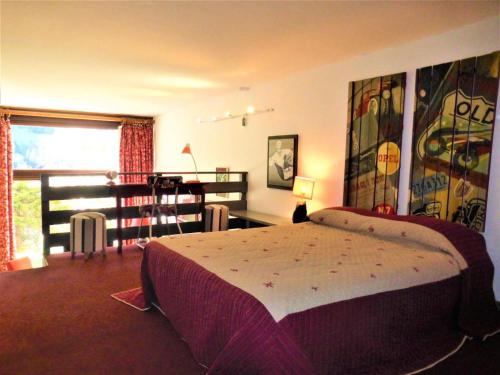 une chambre avec un lit, une table et une fenêtre dans l'établissement Résidence Petaru - Spacieux duplex pour 4 personnes situé à Méribel centre proche des commerces MAE-2143, à Les Allues