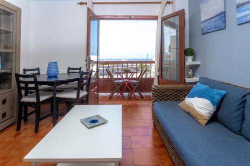 una sala de estar con un sofá y una mesa en Casa Playa María, en Agaete