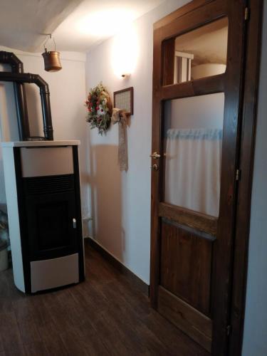 AteletaにあるAl Colleの壁にスペースがある部屋の開いたドア