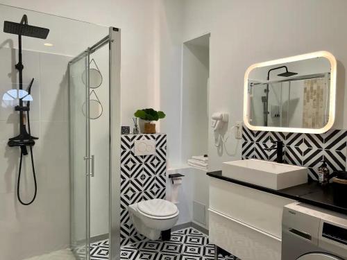 une salle de bain avec toilettes, lavabo et miroir dans l'établissement Havre de confort Bordeaux Chartrons - Cité du vin, à Bordeaux