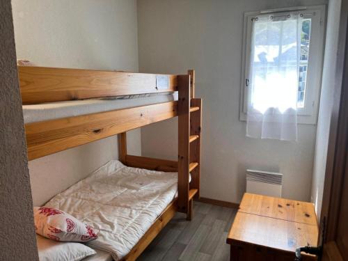 une chambre avec deux lits superposés et une fenêtre dans l'établissement Résidence Le Grand Panorama - Grand Panorama 104 MAE-5255, à Saint-Gervais-les-Bains