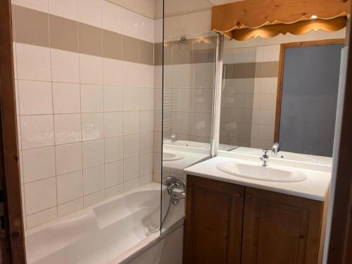une salle de bain avec un lavabo, une baignoire et une douche dans l'établissement Résidence Le Grand Panorama - Grand Panorama 104 MAE-5255, à Saint-Gervais-les-Bains
