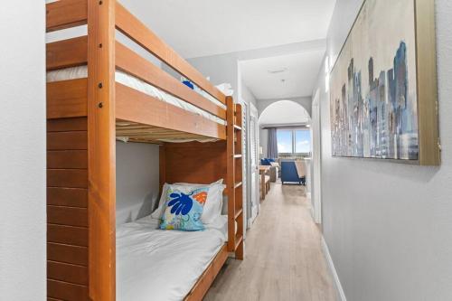 Ένα ή περισσότερα κρεβάτια σε δωμάτιο στο Cozy Lakeview Condo near Disney