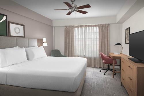 Μια τηλεόραση ή/και κέντρο ψυχαγωγίας στο Staybridge Suites Columbia by IHG