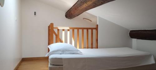 - une chambre avec un lit et un escalier dans l'établissement Le triplex Saint Aphrodise, terrasse au calme et parking gratuit, à Béziers
