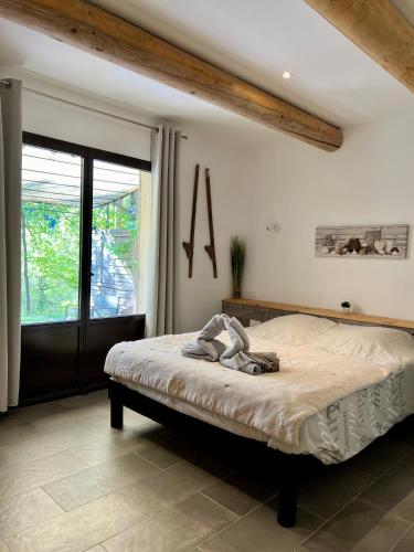 - une chambre avec un lit avec un alphabet sur le mur dans l'établissement Gîte Nature en Luberon, à Céreste