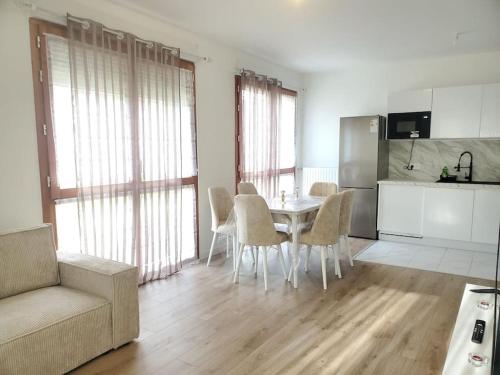 Una sala de estar con mesa y sillas y una cocina. en Appartement 3 pièces, en Saint-Denis