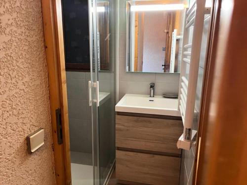 une salle de bain avec une douche, un lavabo et un miroir dans l'établissement Résidence Coupe De Cristal - Coupe de Cristal A6 MAE-6544, à Saint-Gervais-les-Bains