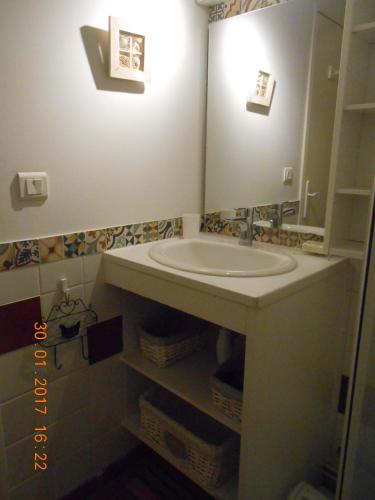 une salle de bain avec un lavabo et un miroir dans l'établissement Maison la ciotat, à La Ciotat