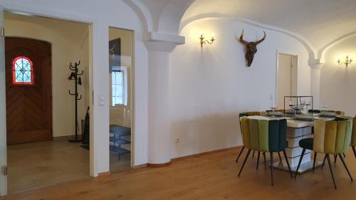 a dining room with a table and chairs at Ferienwohnung mit Alpenblick - Kufstein Suite am Simssee in Stephanskirchen