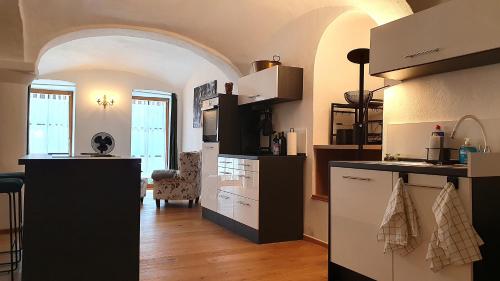 a kitchen with an archway in a room at Ferienwohnung mit Alpenblick - Kufstein Suite am Simssee in Stephanskirchen