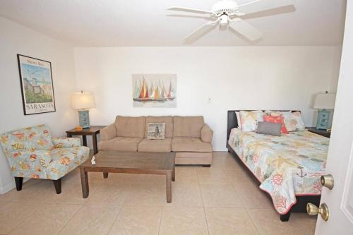 Фотография из галереи Beach and Poolside Villa Paradise on Siesta Key в городе Сиеста-Ки