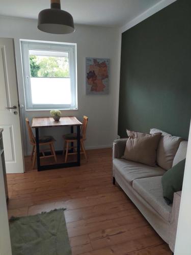 a living room with a couch and a table at Ferienwohnung Schwingestraße in Dinghorn