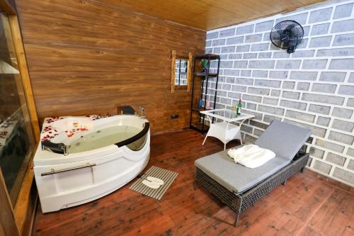Koupelna v ubytování Koro Treehouse Resort Luxury Wooden Cottages and Villas with Private Pool