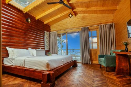 Postel nebo postele na pokoji v ubytování Koro Treehouse Resort Luxury Wooden Cottages and Villas with Private Pool