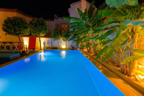 Bazén v ubytování Kybele Suites Alaçatı nebo v jeho okolí