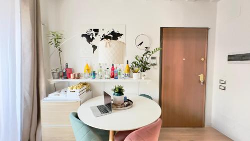 a white table with a laptop on it in a room at Merlo Holiday Room in Palermo