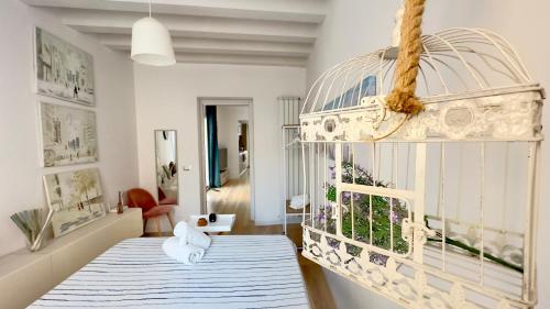 a room with a bird cage on the wall at Merlo Holiday Room in Palermo