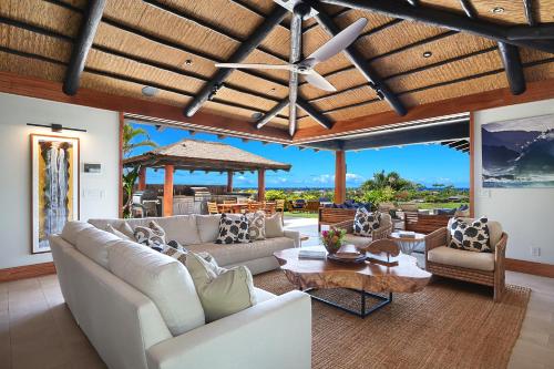 Χώρος καθιστικού στο Brand New Custom Bali Inspired Home in Kainani