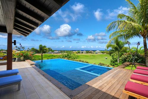 Πισίνα στο ή κοντά στο Brand New Custom Bali Inspired Home in Kainani
