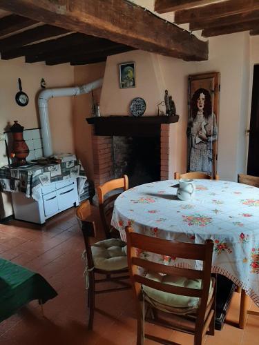 a dining room with a table and a fireplace at Oobeh Country House in Roncovetro