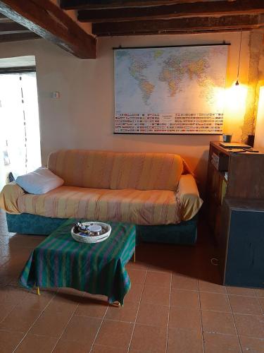 a living room with a couch and a table at Oobeh Country House in Roncovetro