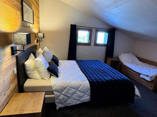une chambre avec un lit, un canapé et une fenêtre dans l'établissement Résidence Le Centaure - 2 Pièces pour 4 Personnes 711, à Aime La Plagne