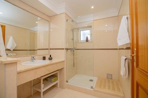 Ένα μπάνιο στο Quinta da Boa Nova - Cheerful and spacious 2-bedroom duplex