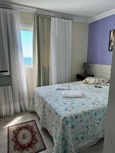 a bedroom with a bed and a window at Apartamento veira-mar. 1102 in Barra Velha