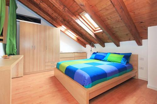 1 dormitorio con 1 cama de color azul y verde en Cocco House, en Milán