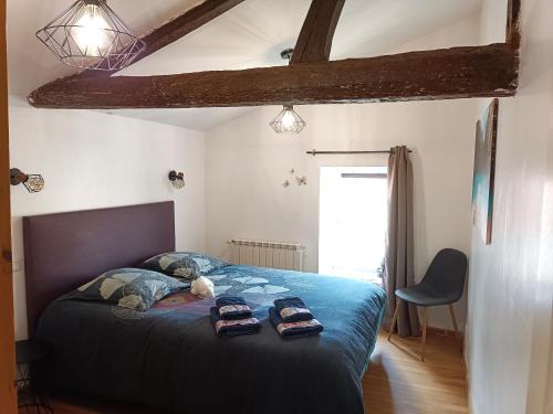une chambre avec un lit avec deux serviettes dessus dans l'établissement Le grand logis, à Les Sables-dʼOlonne