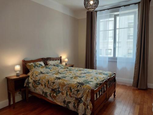 une chambre avec un lit et une grande fenêtre dans l'établissement Wellcome to K&A, à Besançon